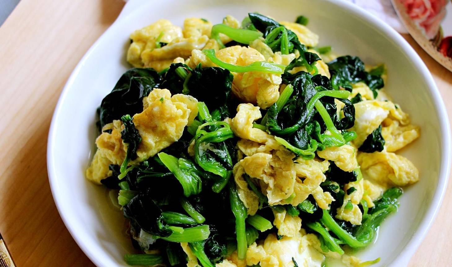 这菜女人吃尤其好最不值钱的养颜菜排毒清肌肤小脸红润动人