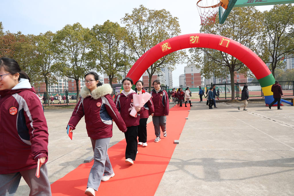 姜堰第二中学举办泰州市未成年人18岁成人仪式示范活动暨高考誓师大会
