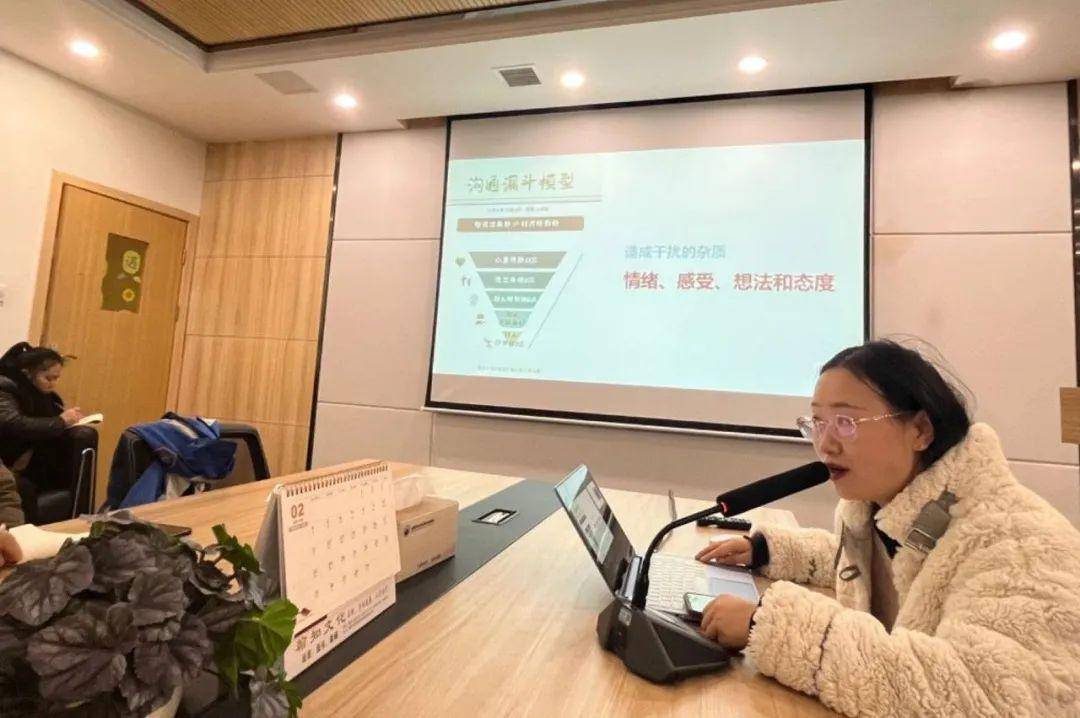 最后,教育处主任张彬对学校学生安全工作做了四点强调:(1)关心关爱