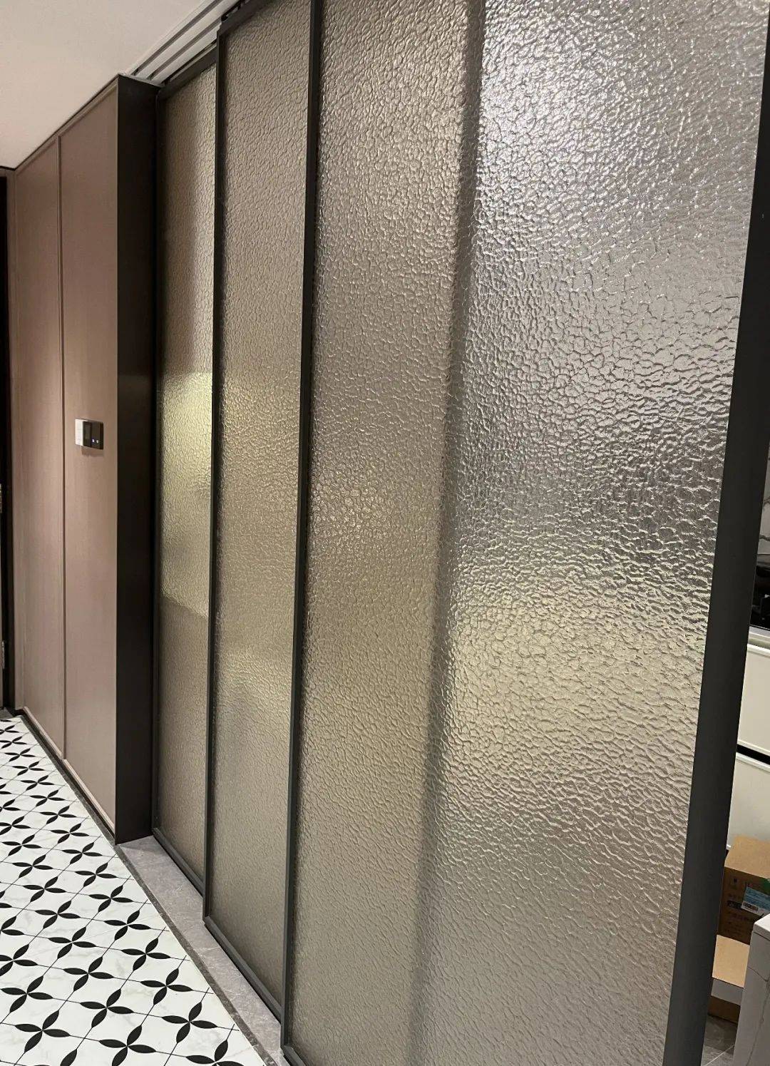 厨房的玻璃移门是万豪同款的水纹夹丝玻璃:「中环置地中心·润府」