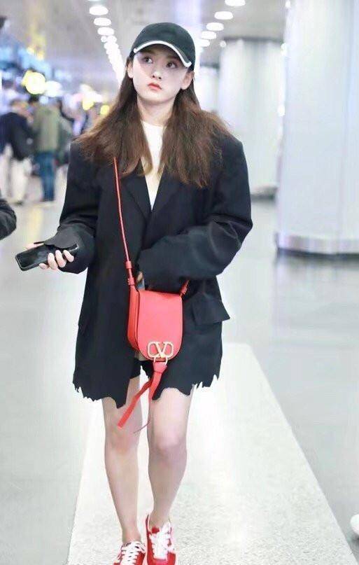 原创陈乔恩这么矮吗机场私服照最多1米5难道官方165身高是假的