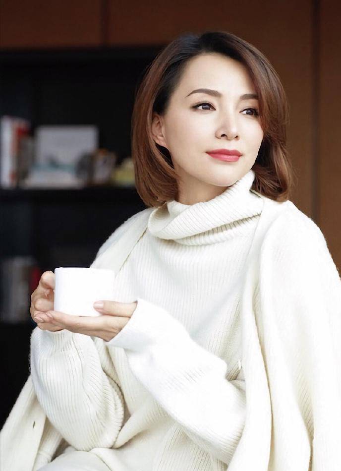 穿卫衣戴眼镜纯素颜,儿子侧脸帅气像妈妈_董晨_春雷_上海