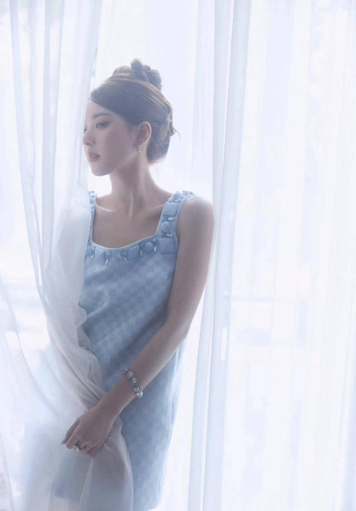 原创赵露思坐稳顶流小花之首一袭缎面黑裙衬得肤白如雪成内娱首穿