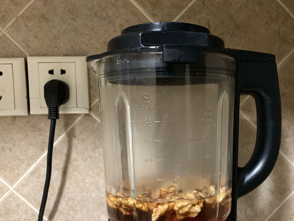 7,倒出核桃花生露,纯天然无添加.