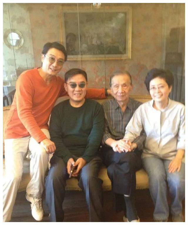 74岁刘松仁口齿不清,老友李立群探望,喜欢孩子般快乐._生活_故事_力量