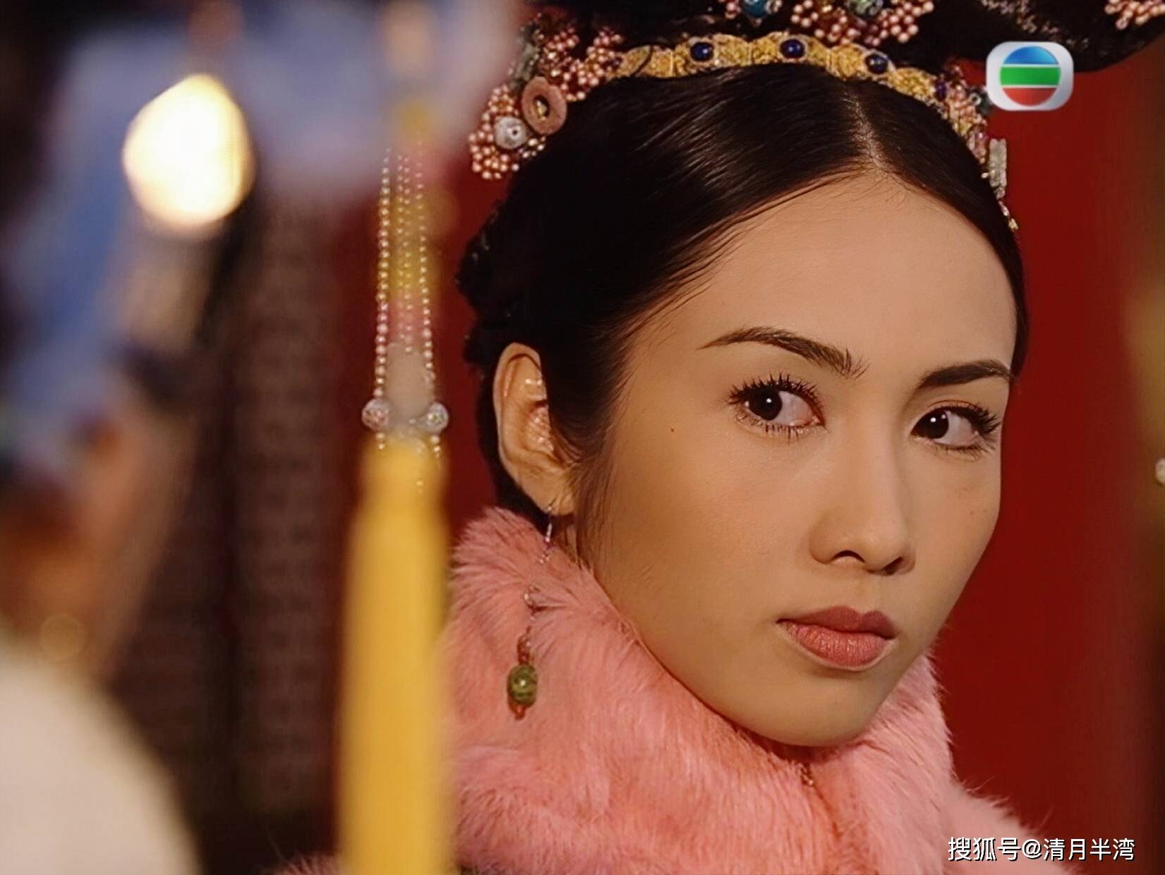 在一美人堆里演美人还能艳压群芳,黎姿用她梨涡浅笑,灿若玫瑰的脸做到