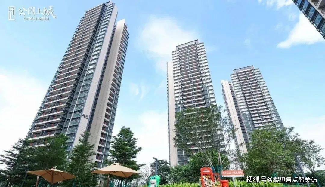 约1300户业主在"心归上城 共赴佳境"的期盼中,迎来了公园上城首期1-7