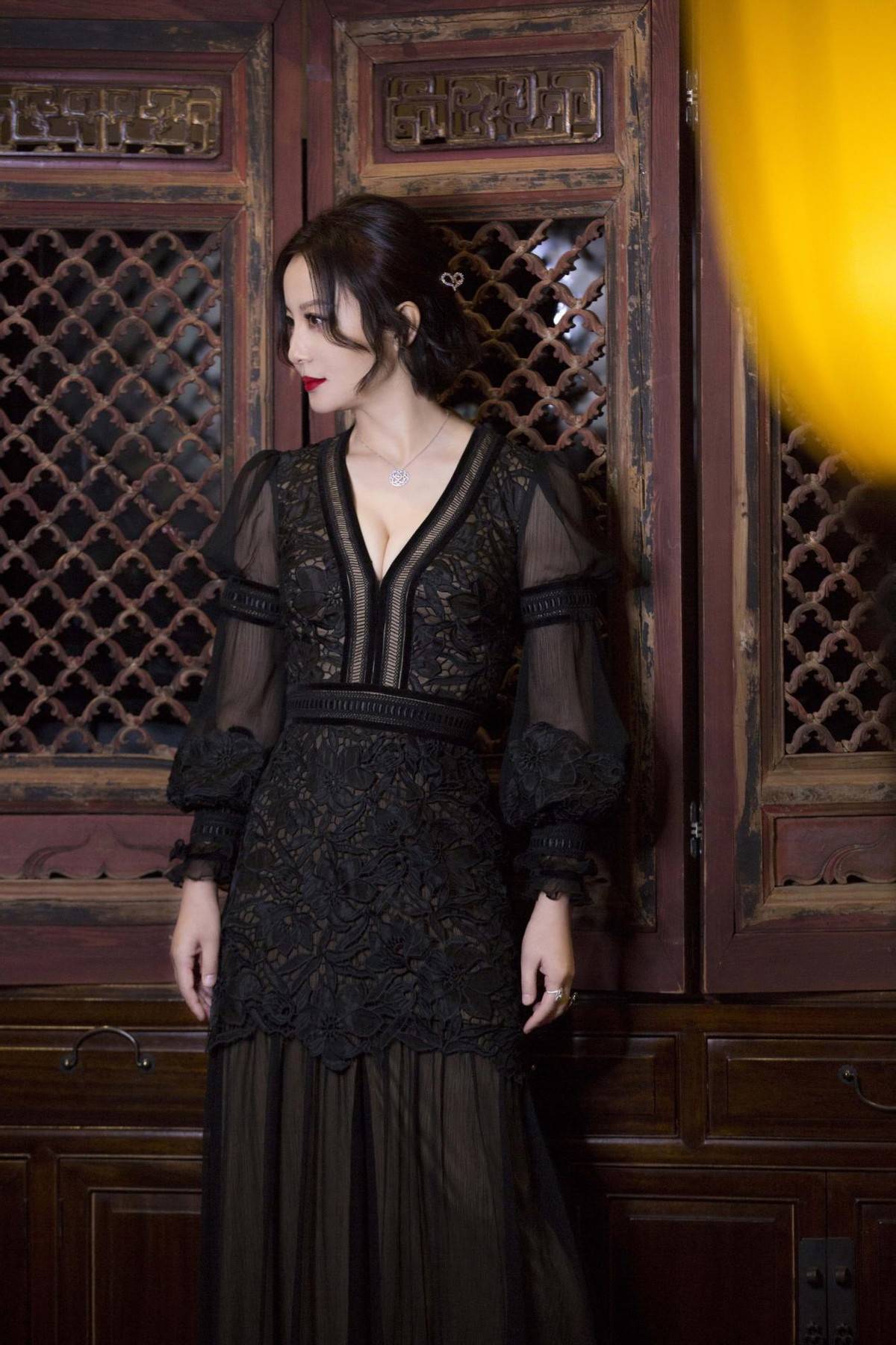 原创54岁陶红太拼了穿蕾丝衫阔腿裤透出内衣这身材60后里罕见