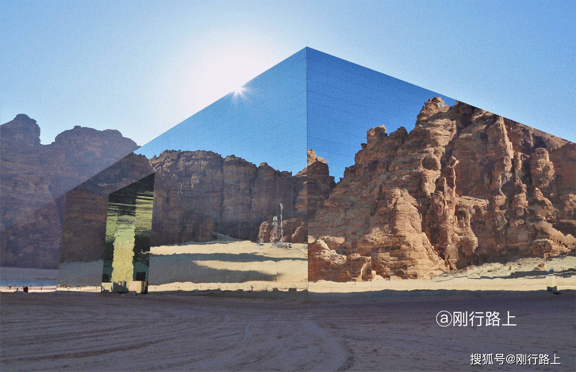 孤独沙漠中的镜面建筑,沙漠中独一无二的艺术宝库