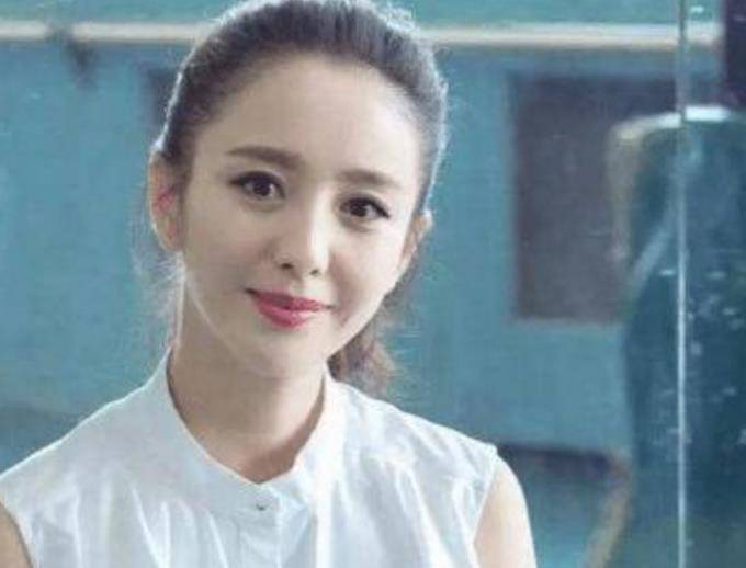 和很多女人有不正当的关系,随着黑料的不断涌现,佟丽娅的粉丝劝她分手