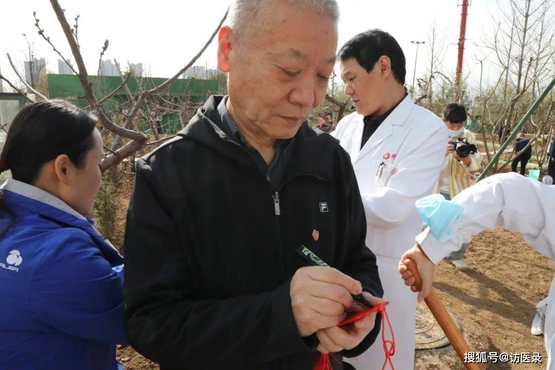 总裁,贺西京院长,郑宏志总经理共同为"百草园"揭牌,并与在场医生,患者
