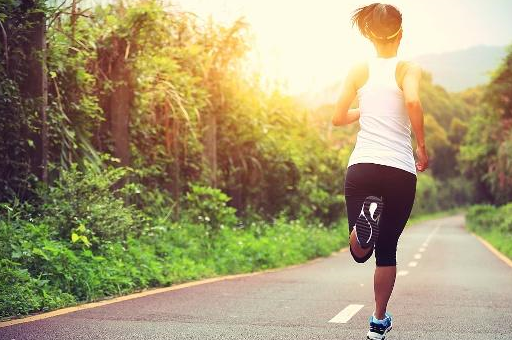 原创晨跑前需要吃饭吗早上跑步和晚上跑步的区别你可能不清楚