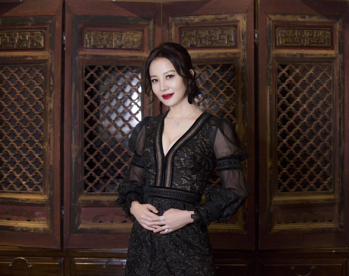 原创54岁陶红太拼了穿蕾丝衫阔腿裤透出内衣这身材60后里罕见