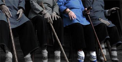 原创她15岁靠三寸金莲嫁豪门每次洗脚疼痛难忍丈夫却十分喜欢