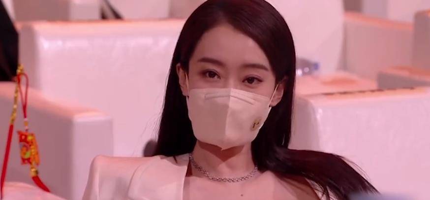 原创金鸡影后张小斐被袁姗姗调侃打呼噜尖叫之夜被众星孤立