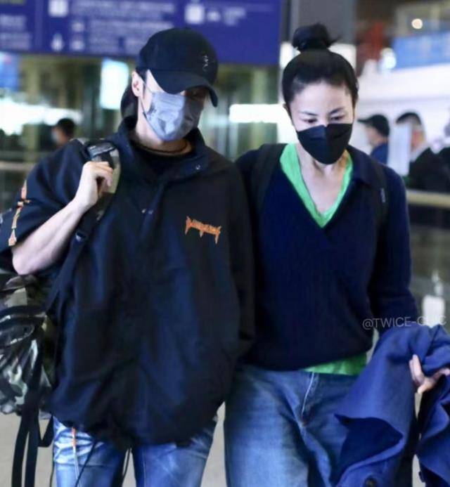 王菲谢霆锋游玩回国王菲用拳头捶男友撒娇尽显小女儿姿态