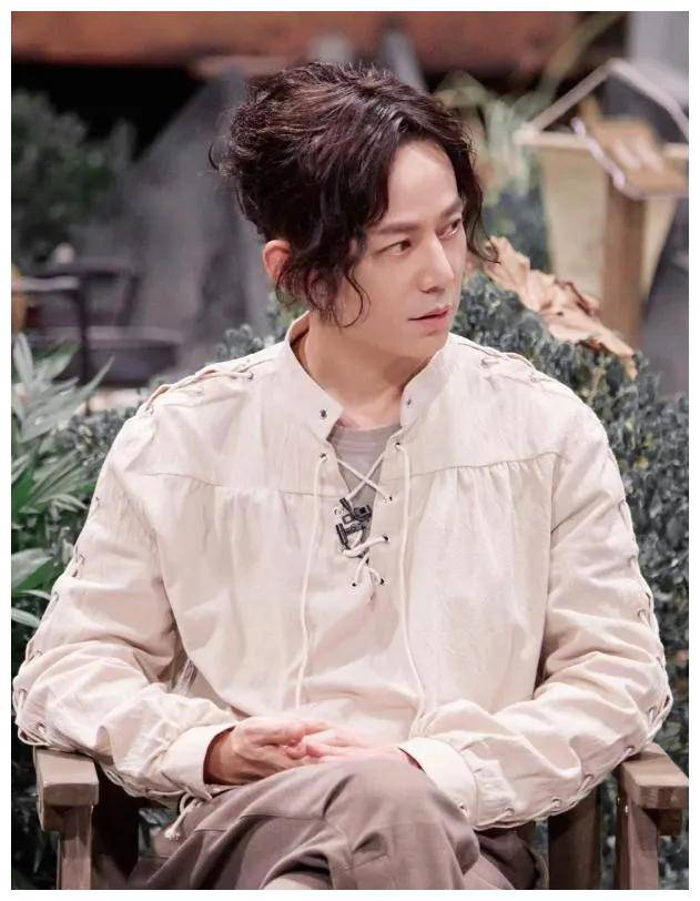 何炅49岁更新形象多面魅力尽显这位主持人不止搞笑