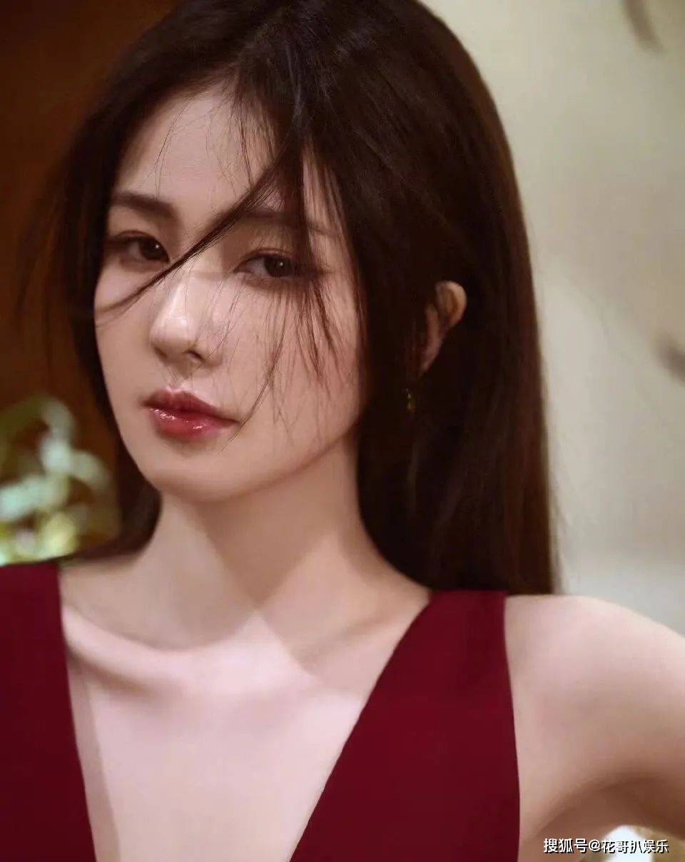 邀请一众明星,相关广场上铺满了粉丝的彩虹屁,尤其是白鹿粉丝的格外