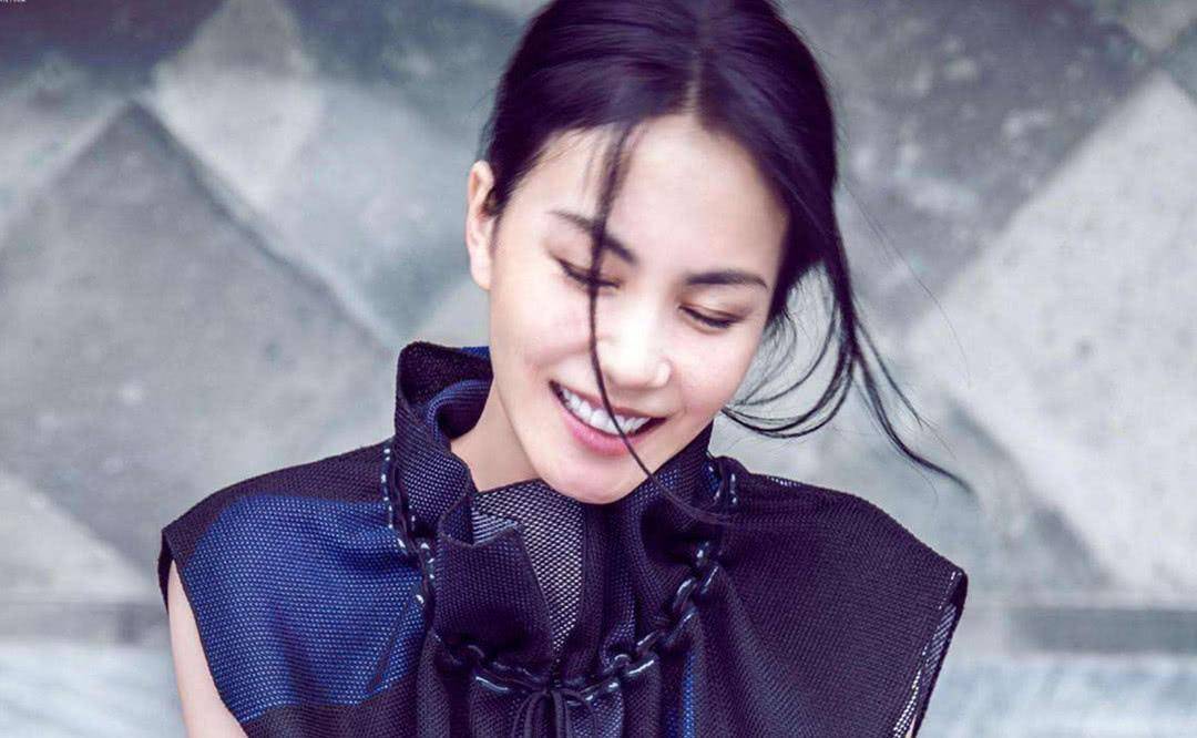 原创王菲成鲜肉收割机与好友相约喝酒唱歌身旁神秘男子长相出众