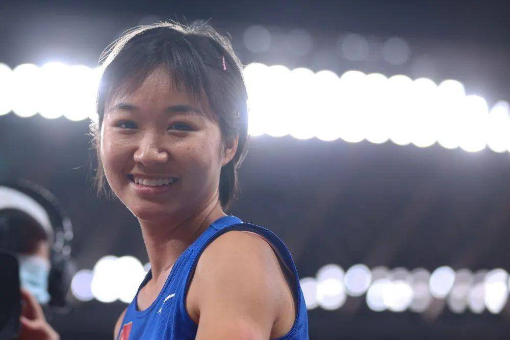 原创两会上的小燕子又美又飒