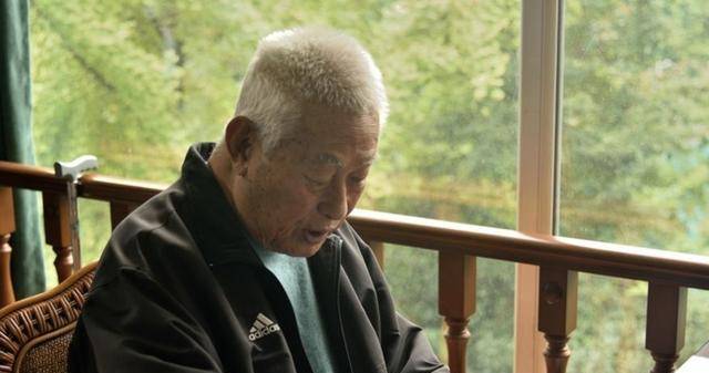 原创成都军区的第一任空军司令员62岁授中将65岁被免职后退役