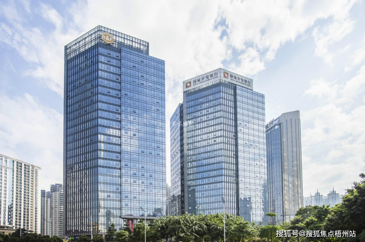 广州富力盈泰广场租120人独立办公室精装修带家具交通便利可注册