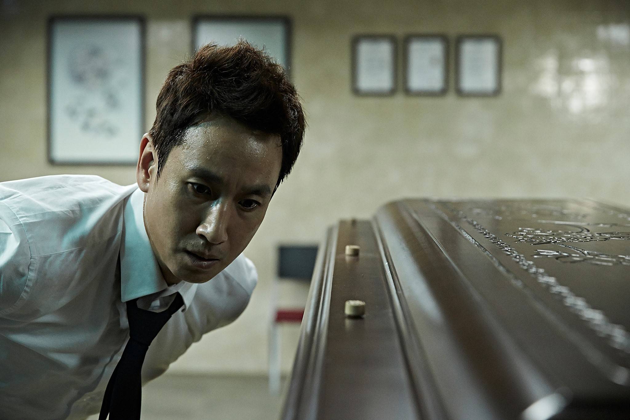 钉,发现异样的殡仪馆员工,突然断裂的鞋带,被卡住的尸体,重新封棺后突