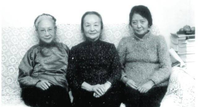 1986年摄,左起:张允和,张元和,张充和"我总是能在危难关头,想到一些有