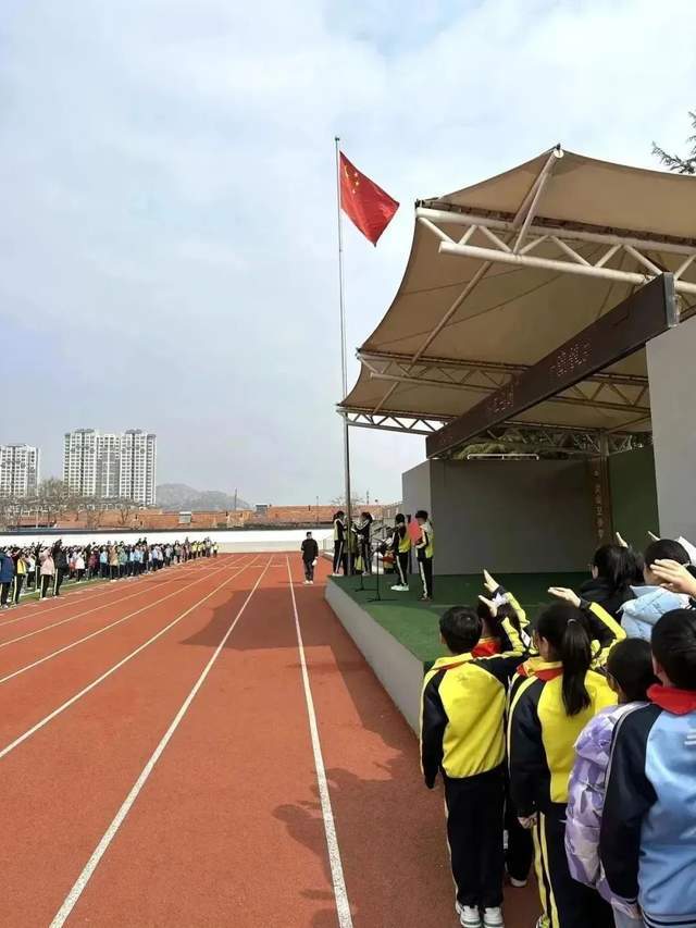 青岛西海岸新区灵山卫小学举行了"植树添绿正当时"主题升旗仪式