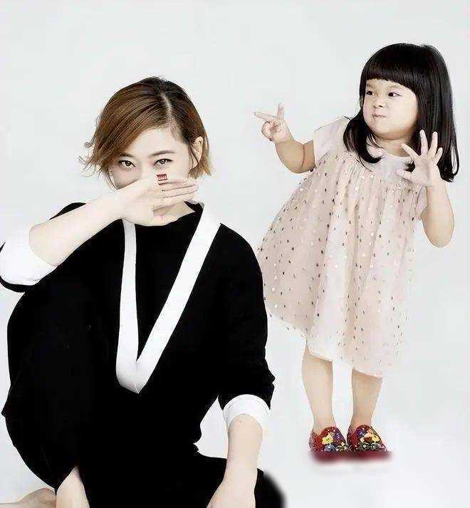 48岁梅婷携10岁女儿见世面她断崖式衰老撞脸倪萍女儿一张