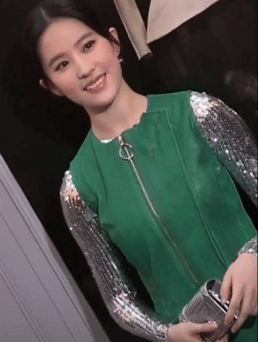 原创刘亦菲造型是个谜一身礼服闪亮登场粉丝却说欣赏不了