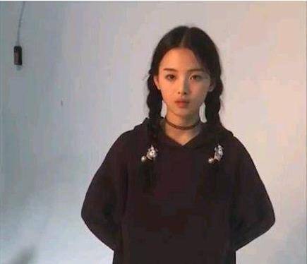 原创娱乐圈打工妹杨超越被宠爱的笨小孩梦想是在上海买房