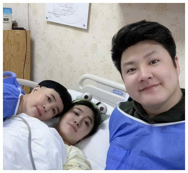 金龟子女儿幸福落泪晒全家福官宣公开宝宝可爱模样