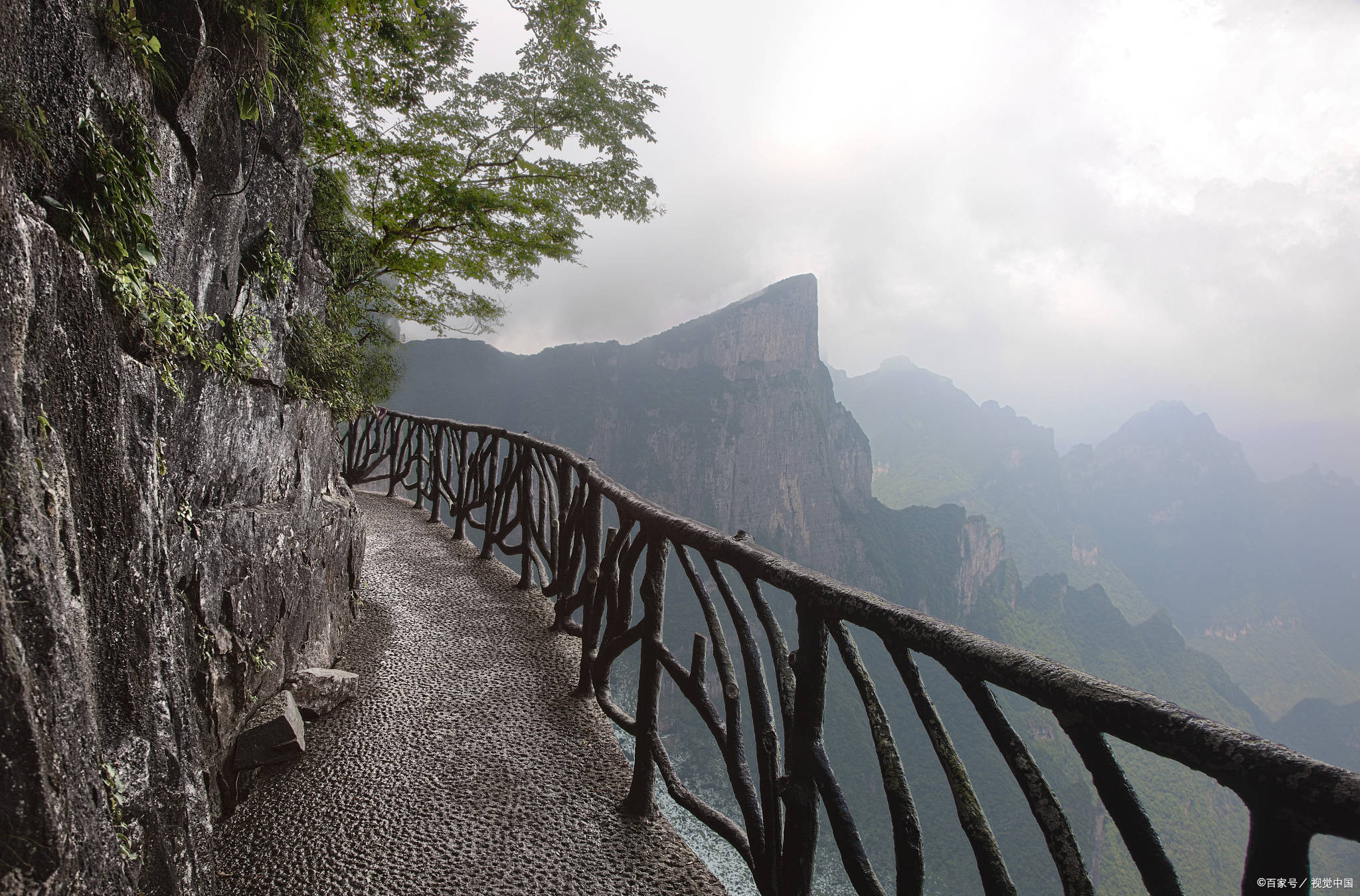 注意事项1. 注意乘坐合法旅游团的专用车辆,认清导游及挑夫的证件.2.