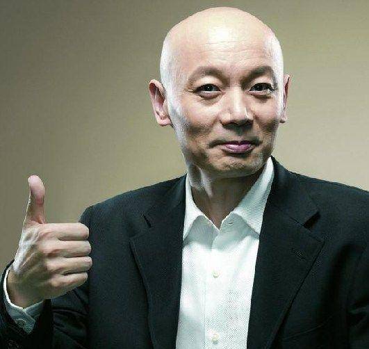 原创结婚30年无子无绯闻冯小刚为其下跪颁奖长相不出众但演技是真好