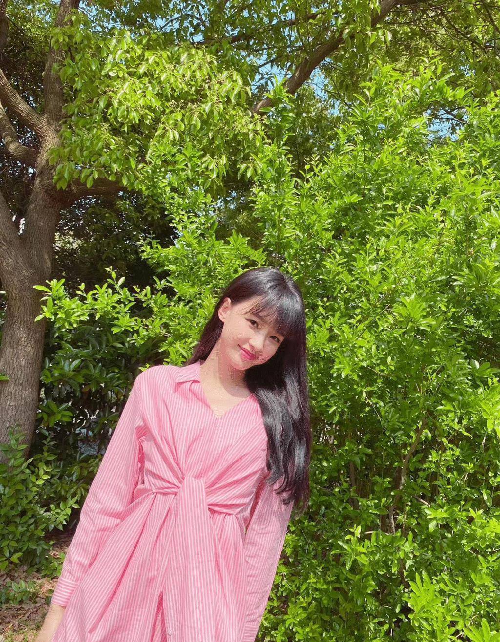 原创孙怡私服照简直要甜出糖了收腰衬衫配齐刘海一点不像孩子妈