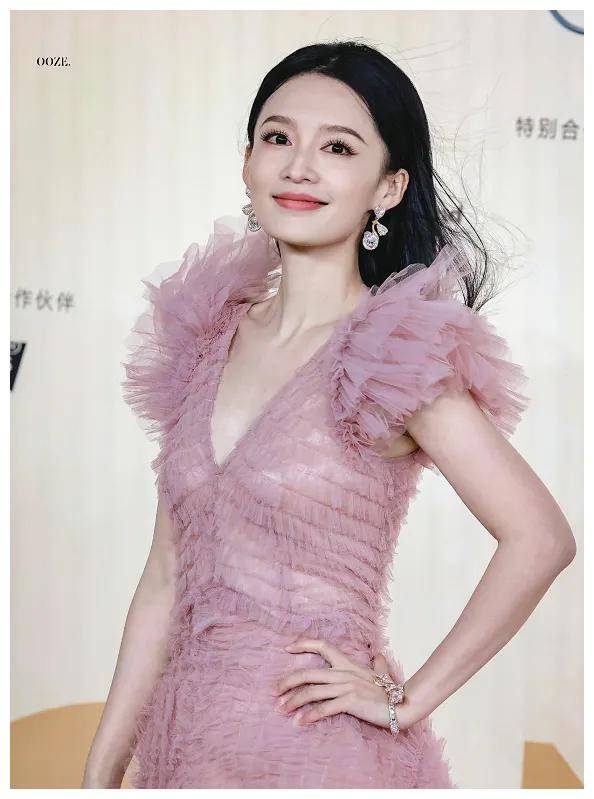 李沁身材曼妙33岁饱满性感让人叹为观止