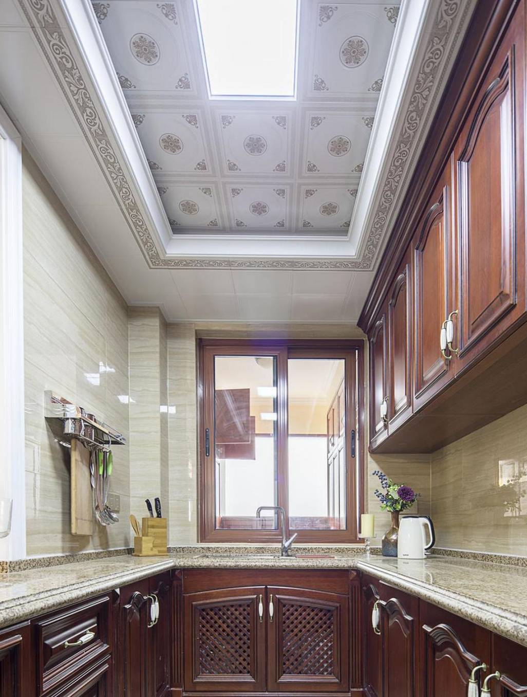 大理石瓷砖上墙,全屋实木家具,羡慕!_的设计_吊顶_大气