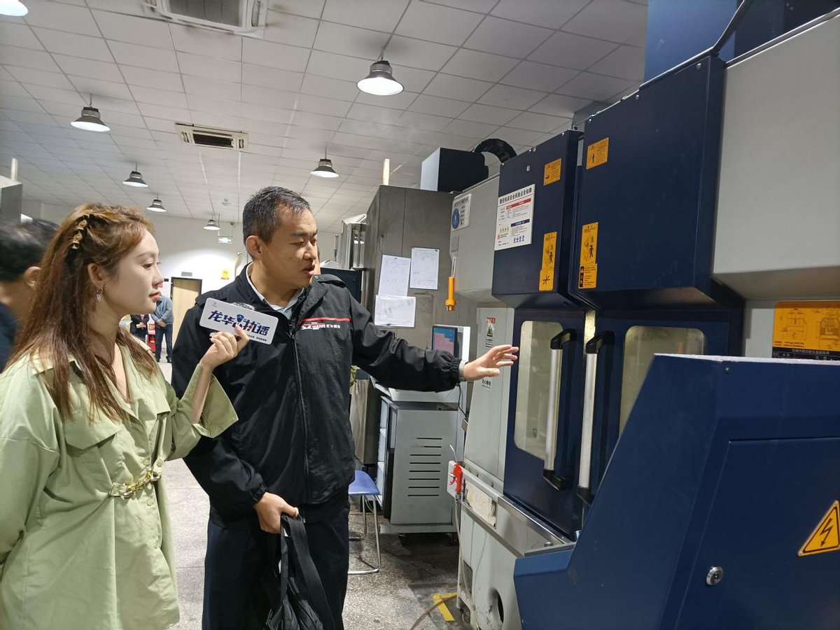 执法人员首先对cnc数控车床,磨床等机械设备进行了检查,查看这些设备