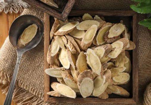 黄芪是个宝,坚持泡水喝,常喝百病消!_功效_作用_治疗