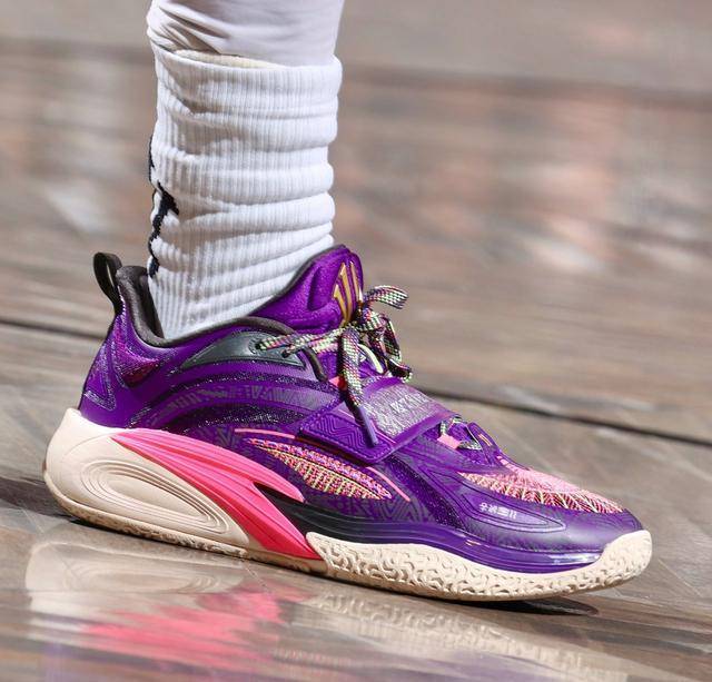 欧文与安踏首款签名鞋kai1artistoncourt配色引发关注