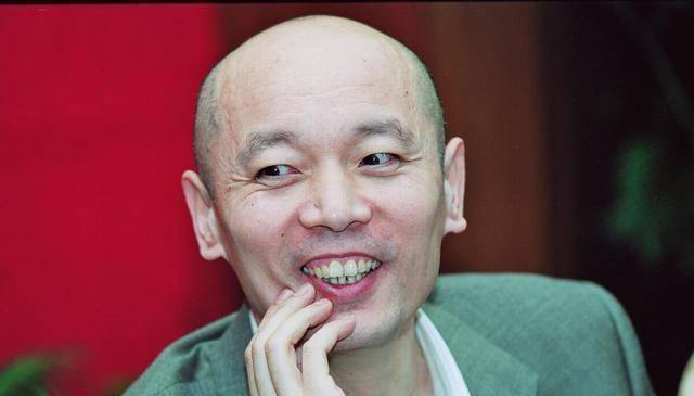 原创结婚30年无子无绯闻冯小刚为其下跪颁奖长相不出众但演技是真好