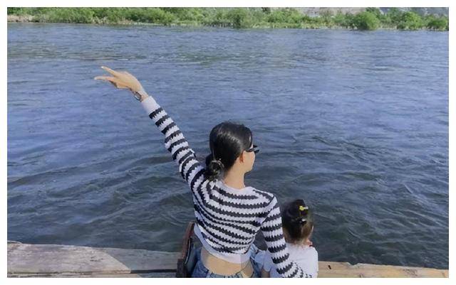 董子健街头抱女儿送课宠溺转圈圈爱女似孙怡