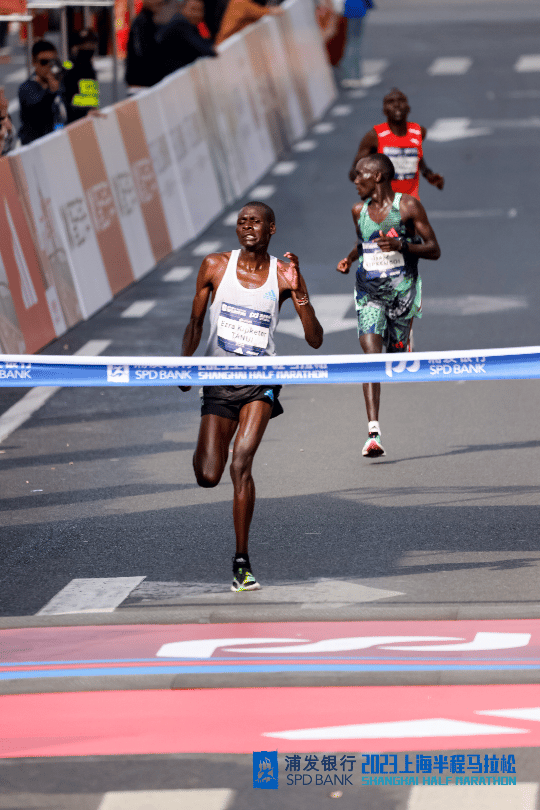 比肩白金标赛事细致服务保障跑者前进上海半马终坚持