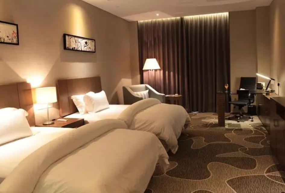 随后一位自称宾馆总经办的一位工作人员表示,事情还在处理中,最终结果