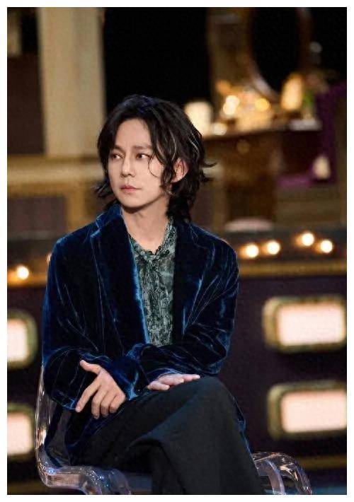 何炅,49岁,新造型展现多面魅力,不只是搞笑担当._时尚_激励_形象