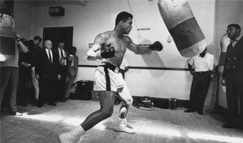 1986年,泰森击倒了伯比克,成为wbc的拳王,这是他第一次获得世界重量级