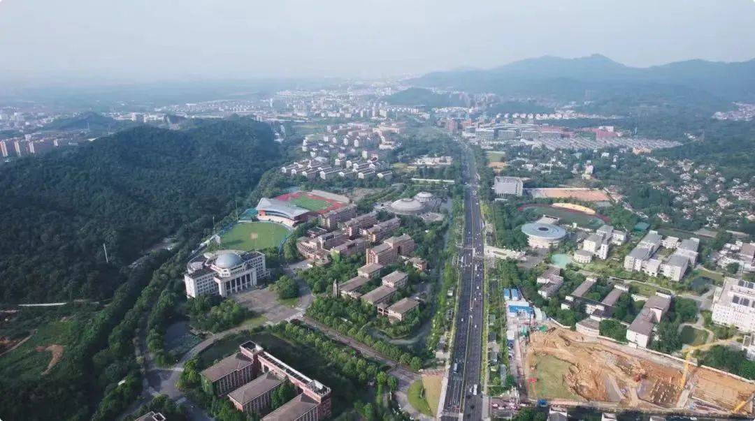 留和路 已经拓宽为双向六车道其次是地面,东西向贯穿大学城的留和路