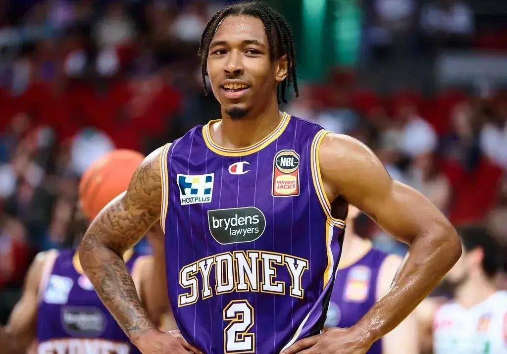 亚当斯已经抵达国内!即将与辽宁队会合,对阵广东迎来首秀_比赛_时间_1