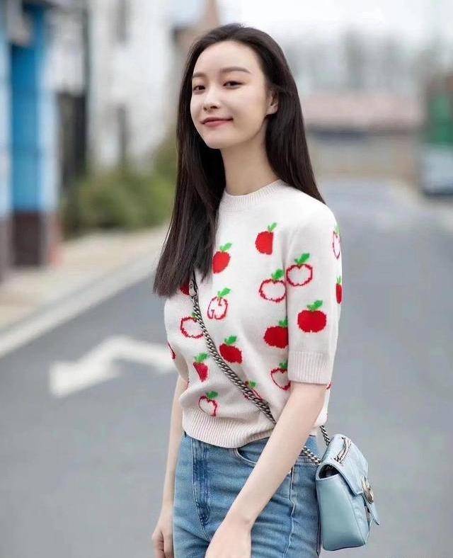 倪妮越来越豪气!穿针织衫搭牛仔裤超优雅,背14100包包美得高调